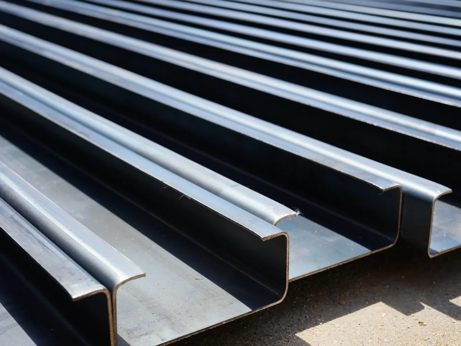 Stacked bare steel C purlins with open profile ends