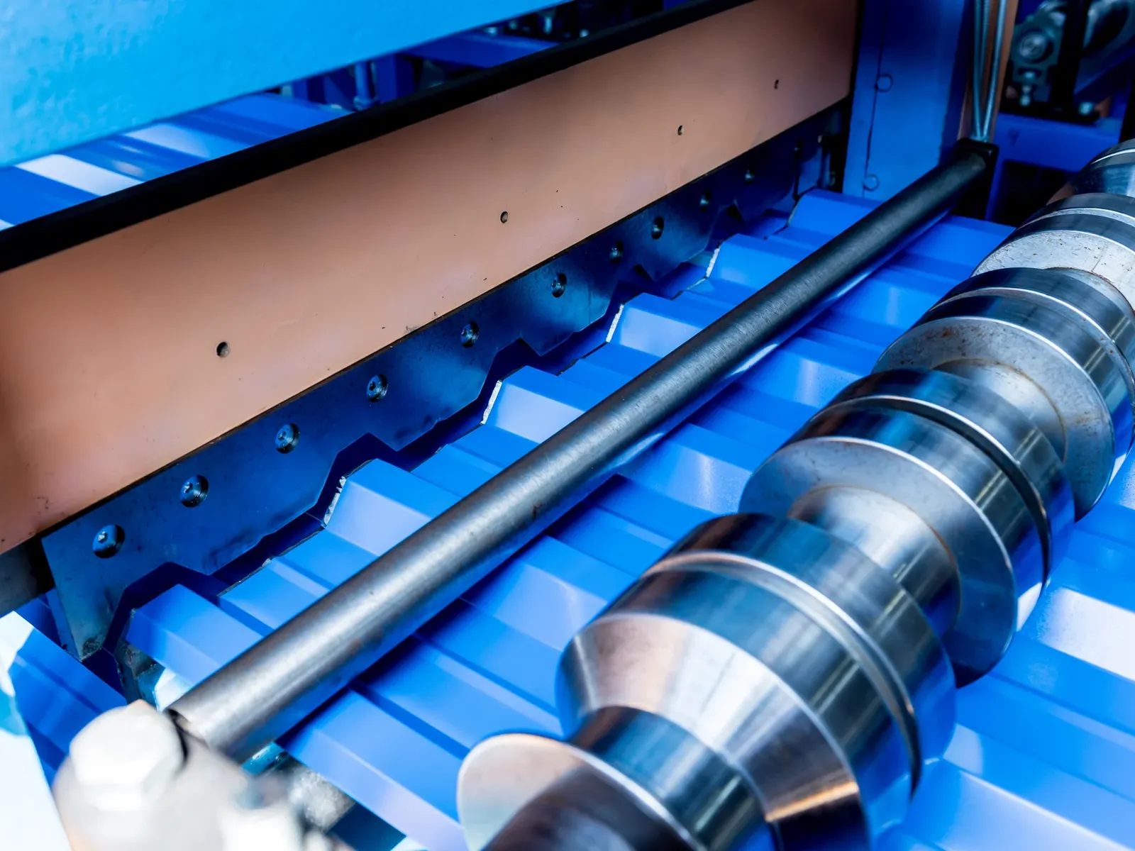 Profiled shear cutting an R-Panel to length on the roll former